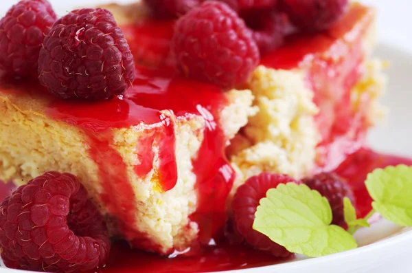 Cake with raspberries and cream cheese decorated with fresh rasp — Stock Photo, Image