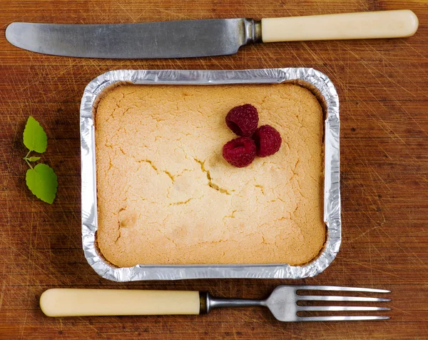 Tårta med hallon och grädde dekorerat med färska rasp — Stockfoto