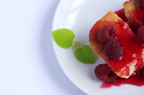 Pastel con frambuesas y queso crema decorado con escofina fresca — Foto de Stock