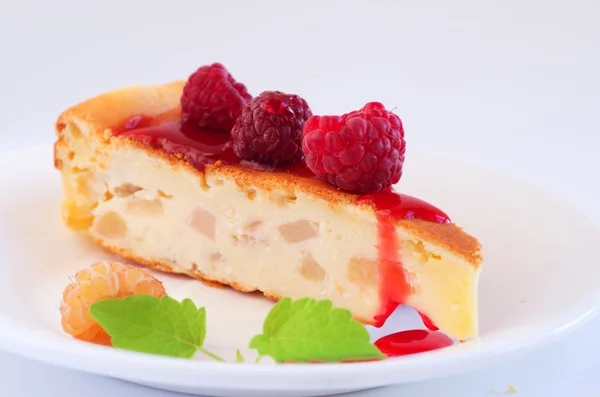 Pastel con frambuesas y queso crema decorado con escofina fresca — Foto de Stock