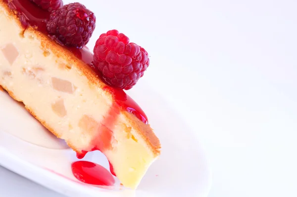 Bolo com framboesas e queijo creme decorado com groselha fresca — Fotografia de Stock