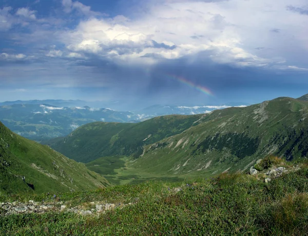 Paisaje brumoso con arcoíris ladera de la montaña (Cárpatos Mt 's, Ukra — Foto de Stock