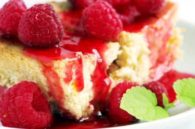 taze törpülemek ile kek Ahududu ve krem peynir dekore edilmiş