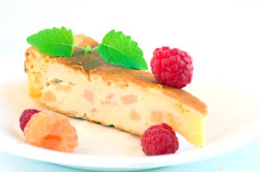 taze törpülemek ile kek Ahududu ve krem peynir dekore edilmiş