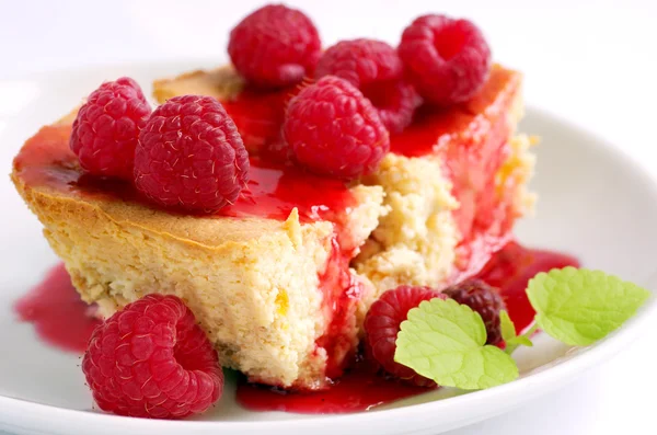 Gâteau aux framboises et fromage à la crème décoré de râpe fraîche — Photo