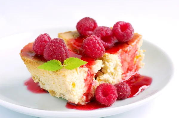 Kuchen mit Himbeeren und Frischkäse mit frischer Raspel dekoriert — Stockfoto