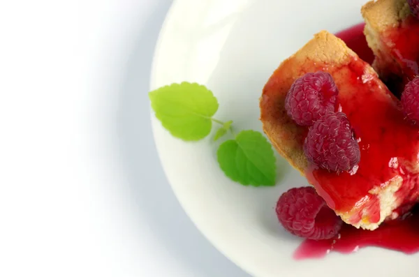 Pastel con frambuesas y queso crema decorado con escofina fresca — Foto de Stock