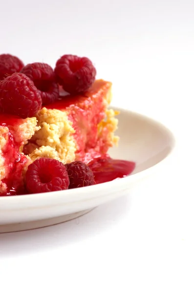 Pastel con frambuesas y queso crema decorado con escofina fresca — Foto de Stock