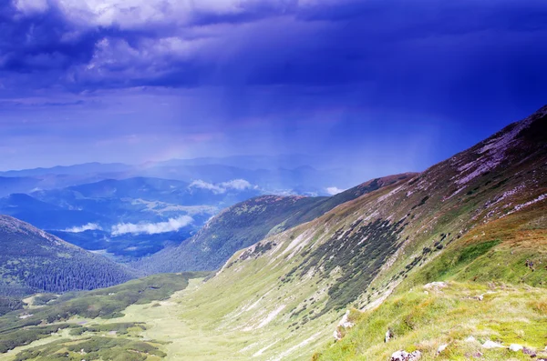 Avond plateau berglandschap (Karpaten, Oekraïne) — Stockfoto