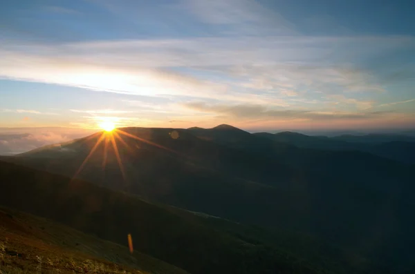 Pitture fantastica caduta nelle montagne dei Carpazi — Foto Stock