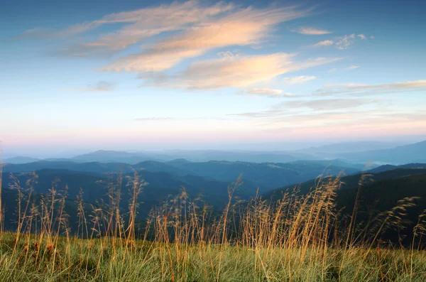 Pitture fantastica caduta nelle montagne dei Carpazi — Foto Stock