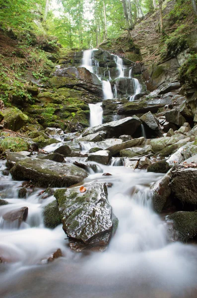 Bela cachoeira cena, ucraniana carpathian shipot cachoeira — Fotografia de Stock