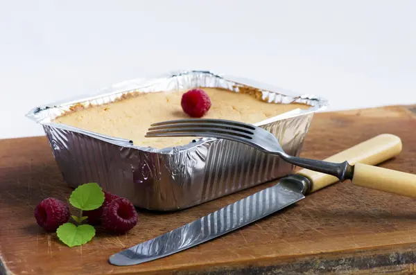 Gâteau aux framboises et fromage à la crème décoré de râpe fraîche — Photo