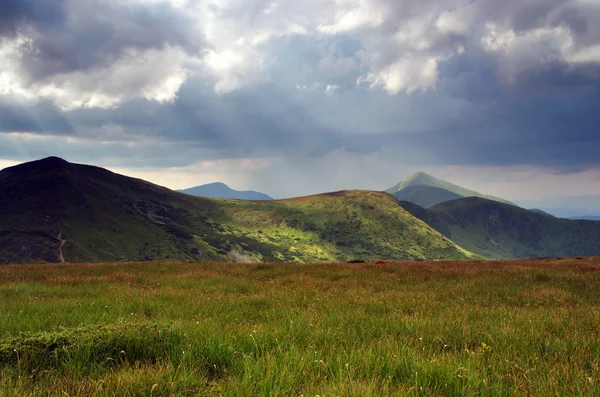 La montagna più alta dell'Ucraina Hoverla 2061 m. Crinale di Chornogora — Foto Stock