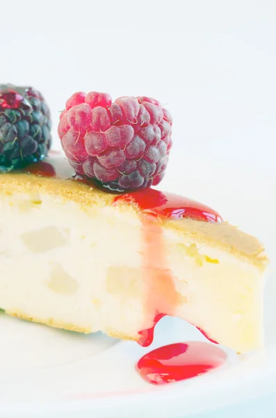 Pastel con frambuesas y queso crema decorado con escofina fresca — Foto de Stock