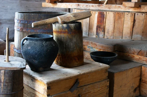 Antigua escena doméstica con cerámica vintage — Foto de Stock