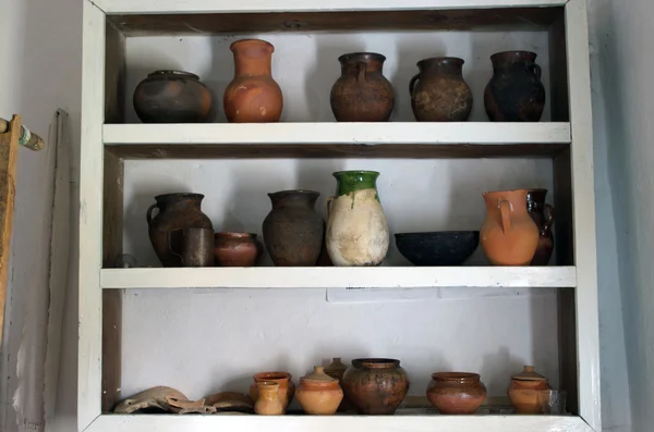 Antigua escena doméstica con cerámica vintage — Foto de Stock