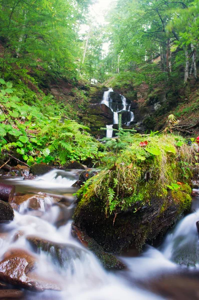 Cachoeira na floresta de outono dos Cárpatos. Água com blu movimento — Fotografia de Stock