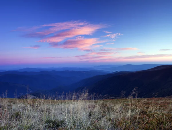 Paisagem planalto montanha noite (Cárpatos, Ucrânia ) — Fotografia de Stock