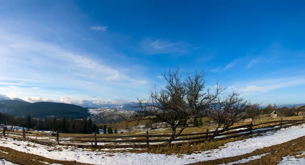 Valle dei Carpazi ricoperta di neve fresca. Maestoso lan — Foto Stock