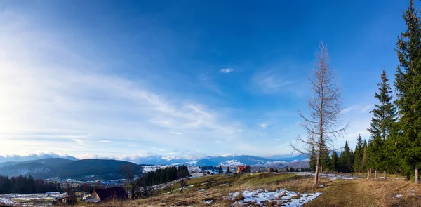 Valle montañoso de los Cárpatos cubierto de nieve fresca. Majestuoso lan Imagen de stock