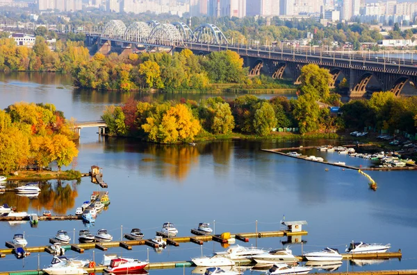 Fiume e ponte ferroviario di Kiev, autunno, natura — Foto Stock