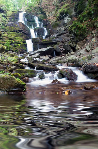 Belle cascade scène, ukraine carpates cascade shipot — Photo