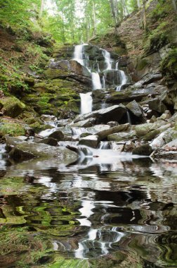 güzel şelale sahnesi, Ukrayna Karpat shipot şelale