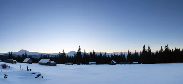 Karpaten bergdal bedekt met verse sneeuw. Majestueuze lan — Stockfoto