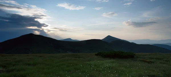 Nejvyšší hora Ukrajiny Hoverla 2061 m. Chornogora hřeben — Stock fotografie