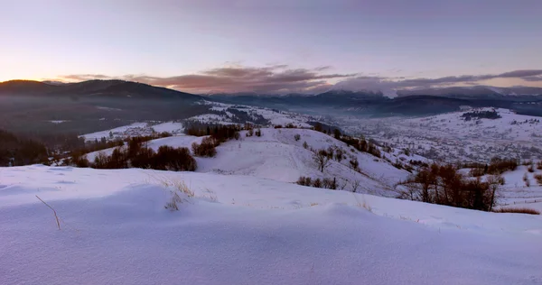 Величественный зимний пейзаж, светящийся солнечным светом утром. Доктор — стоковое фото
