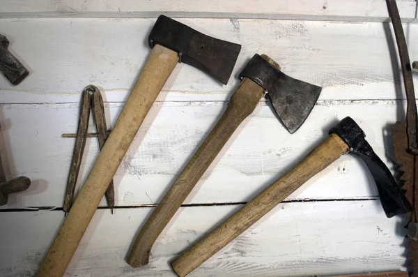 Velho machado em uma parede de madeira — Fotografia de Stock