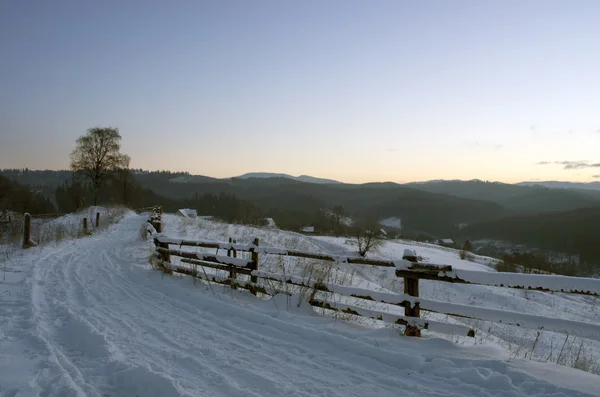 Nascer do sol nas montanhas de inverno. Nascer do sol nas montanhas dos Cárpatos, U — Fotografia de Stock