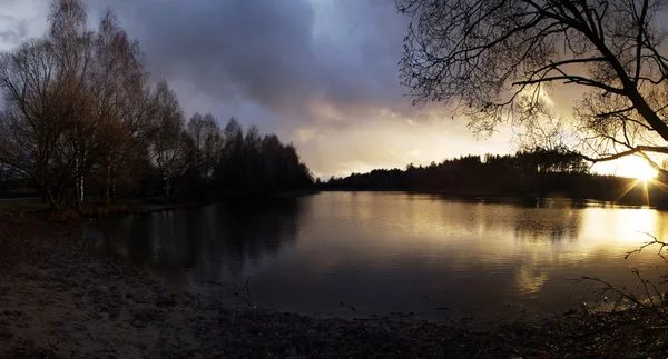 雾蒙蒙的秋天的日落在湖中 — 图库照片