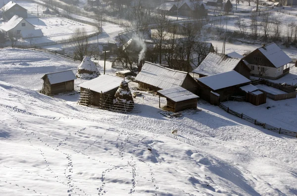 Карпатская горная долина покрыта свежим снегом. Majestic lan — стоковое фото