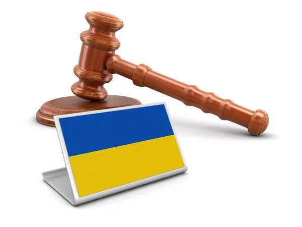 3D houten hamer en Oekraïense vlag. Afbeelding met uitknippad — Stockfoto