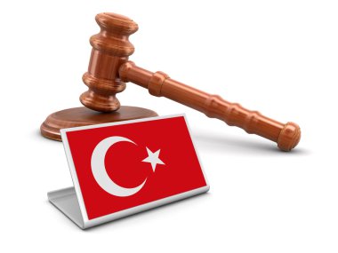 3D ahşap çekiç ve Türk bayrağı. Görüntü kırpma yolu ile