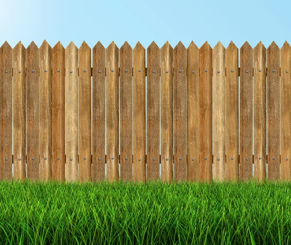Dřevěný plot na trávě (Ořezová cesta zahrnuté) — Stock fotografie