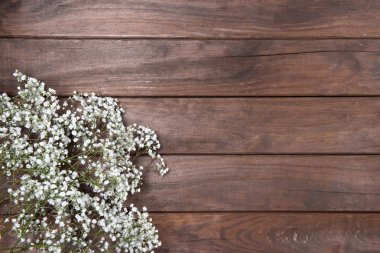 ahşap arka plan üzerinde güzel karanfil