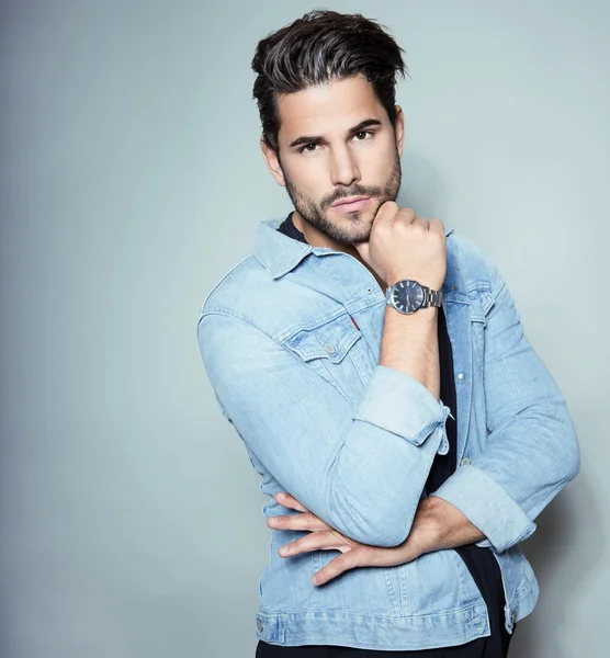 Bello giovane uomo in giacca jeans — Foto Stock