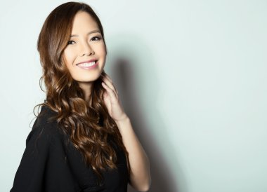 Asyalı güzel bir kadının portresi.