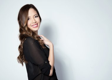 Asyalı güzel bir kadının portresi.