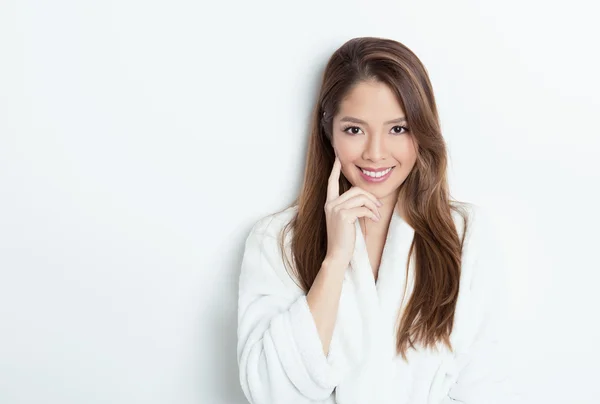 Belle jeune femme asiatique posant en peignoir de bain — Photo