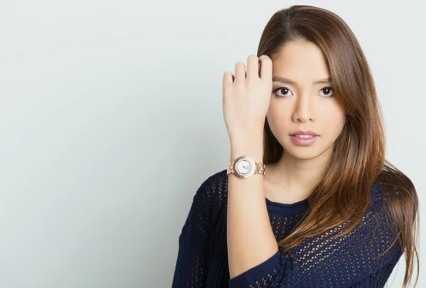 Bela jovem asiático mulher vestindo um pulso relógio — Fotografia de Stock