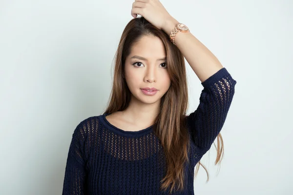 Wanita asia muda yang cantik mengenakan jam tangan — Stok Foto