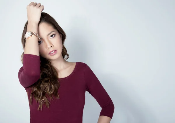 Красива молода азіатська жінка в наручнику дивитися — стокове фото