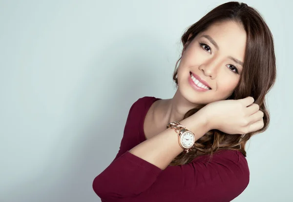 Bela jovem asiático mulher vestindo um pulso relógio — Fotografia de Stock