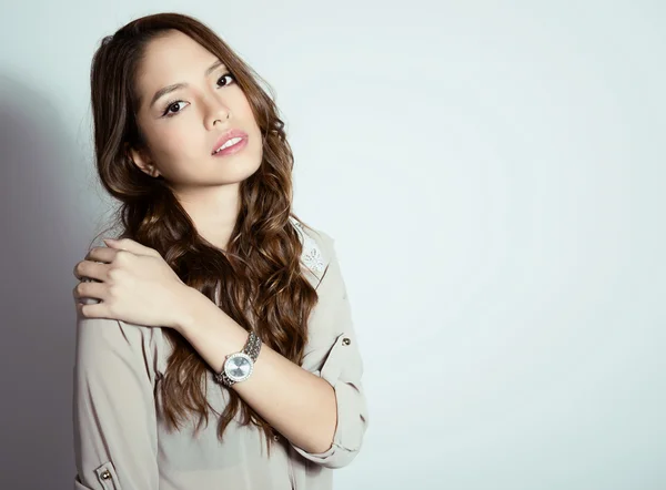 Belle jeune femme asiatique portant une montre-bracelet — Photo