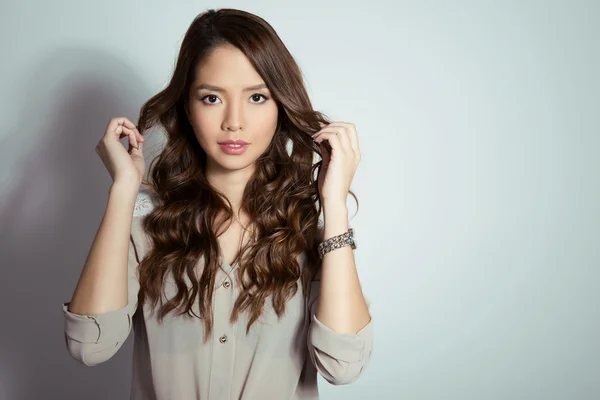 Hermosa joven asiático mujer usando un reloj de pulsera — Foto de Stock