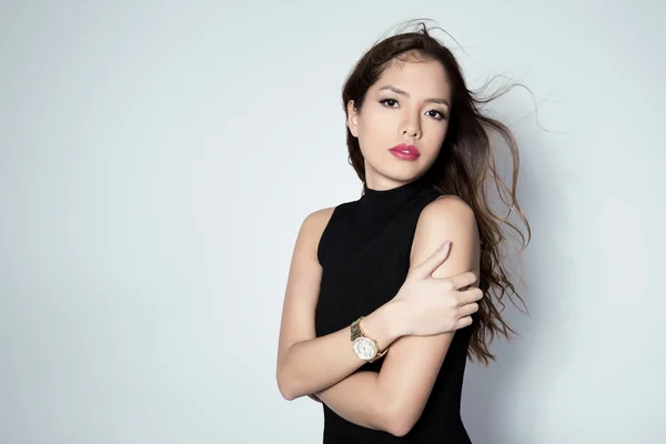 Güzel genç Asyalı kadın kol saati — Stok fotoğraf